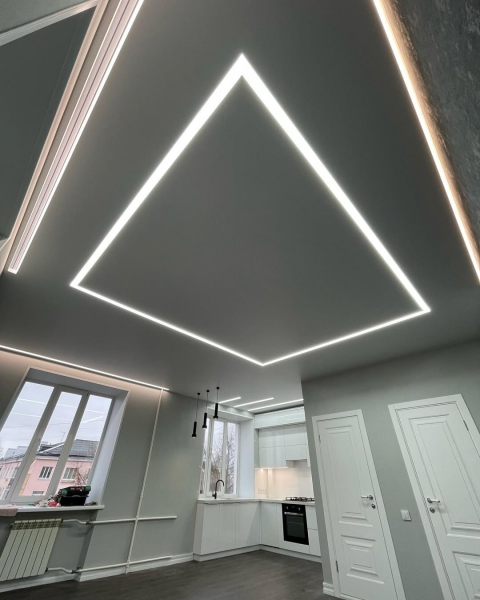 Потолок со световыми линиями