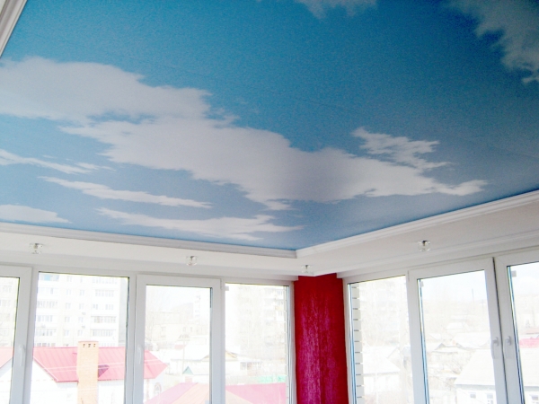 Пример глянцевого потолка для детской 16 м²